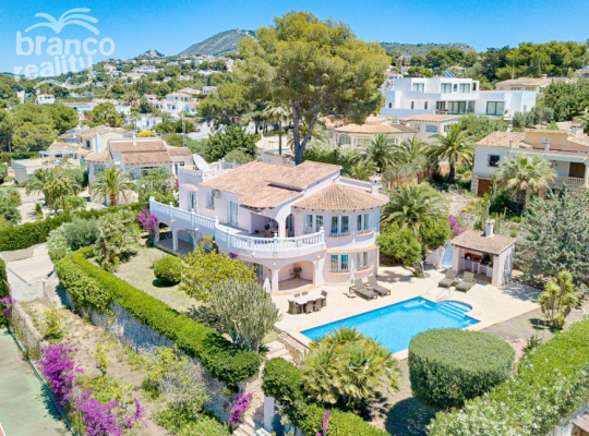 LARGE SEA VIEW VILLA WITH PRIVATE TENNIS COURT WALKING DISTANCE FROM MORAIRA TOWN CENTRE.