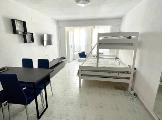 PROSTORNÉ STUDIO 150 METRŮ OD PLAYA DEL CURA S PROSKLENOU TERASOU A PLOCHOU 32 M2.