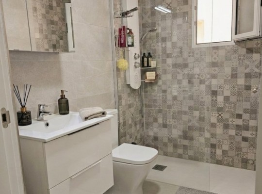 Kompletně zrekonstruovaný apartmán s bazénem v centru Torrevieja