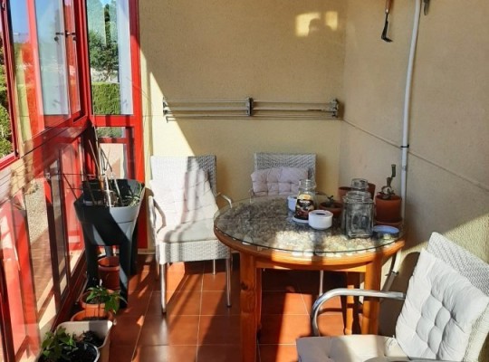 Přízemní apartmán se 2 ložnicemi ve městě Villajoyosa, Costa Blanca Sever.