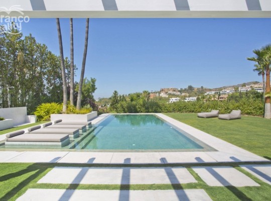 Nueva Andalucía (Costa del Sol), Villa - Detached #CM-R3918778