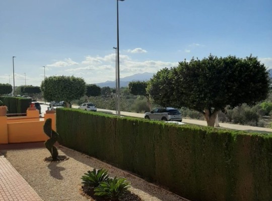 Přízemní apartmán se 2 ložnicemi ve městě Villajoyosa, Costa Blanca Sever.