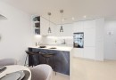 Butikový komplex s luxusními apartmány a výhledem na moře, Cabo Roig