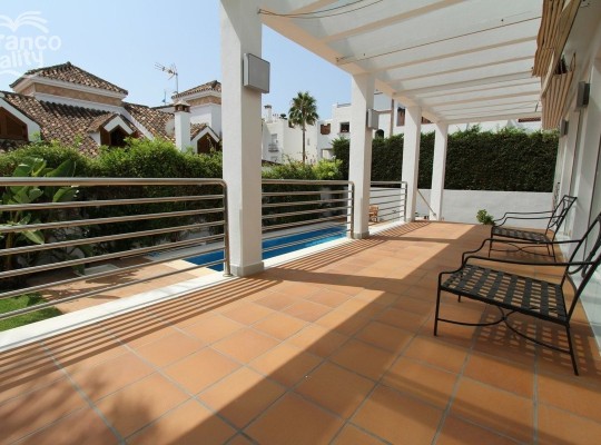 San Pedro de Alcántara (Costa del Sol), Villa - Detached #CM-R3229714