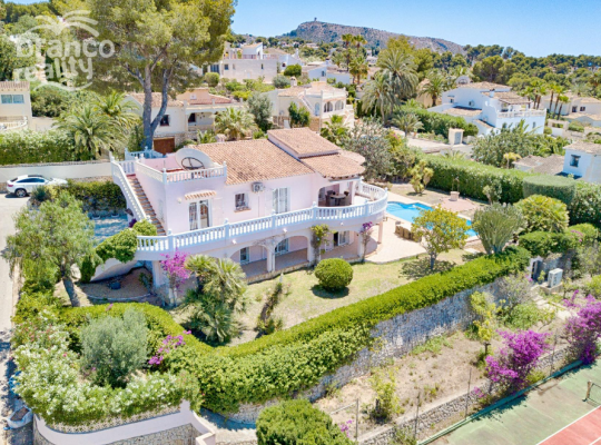 LARGE SEA VIEW VILLA WITH PRIVATE TENNIS COURT WALKING DISTANCE FROM MORAIRA TOWN CENTRE.