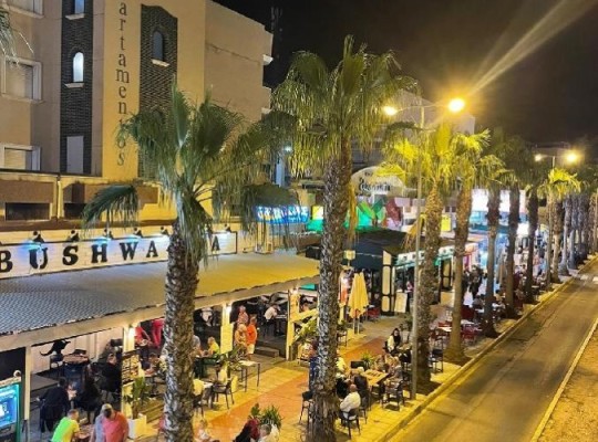 Butikový komplex s luxusními apartmány a výhledem na moře, Cabo Roig