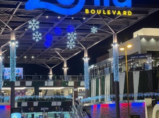 Butikový komplex s luxusními apartmány a výhledem na moře, Cabo Roig