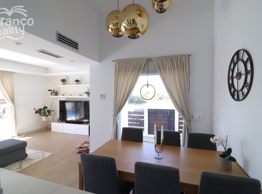 Villa with south orientation and swimming pool only 400m from the sea