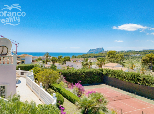 LARGE SEA VIEW VILLA WITH PRIVATE TENNIS COURT WALKING DISTANCE FROM MORAIRA TOWN CENTRE.