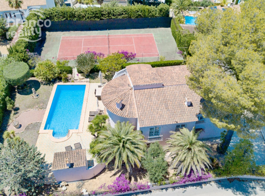 LARGE SEA VIEW VILLA WITH PRIVATE TENNIS COURT WALKING DISTANCE FROM MORAIRA TOWN CENTRE.