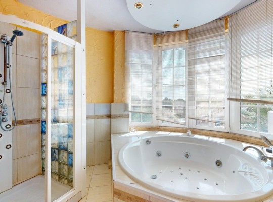 Orihuela Costa (La Zenia), Villa #CQ-WN-90261