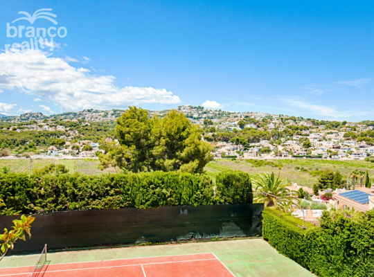 LARGE SEA VIEW VILLA WITH PRIVATE TENNIS COURT WALKING DISTANCE FROM MORAIRA TOWN CENTRE.