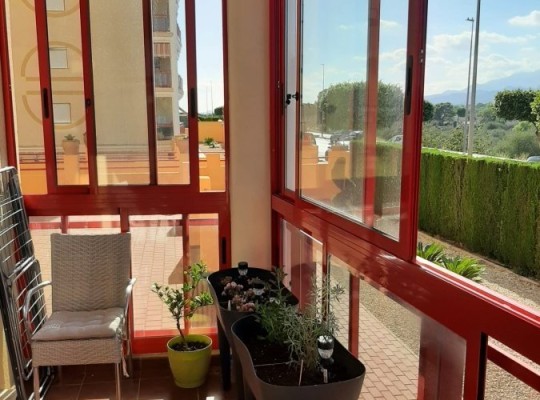 Přízemní apartmán se 2 ložnicemi ve městě Villajoyosa, Costa Blanca Sever.