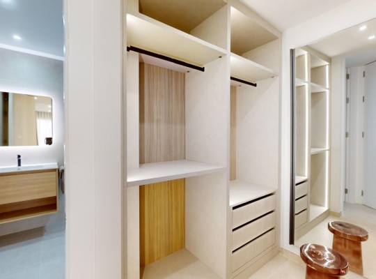 Butikový komplex s luxusními apartmány a výhledem na moře, Cabo Roig