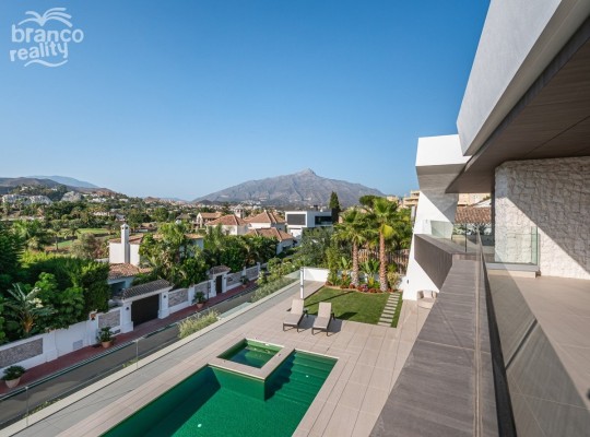 Nueva Andalucía (Costa del Sol), Villa - Detached #CM-R3882502