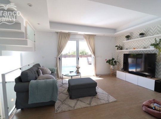 Villa with south orientation and swimming pool only 400m from the sea