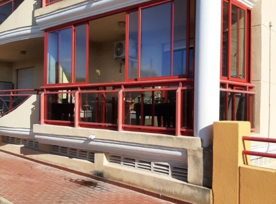 Přízemní apartmán se 2 ložnicemi ve městě Villajoyosa, Costa Blanca Sever.