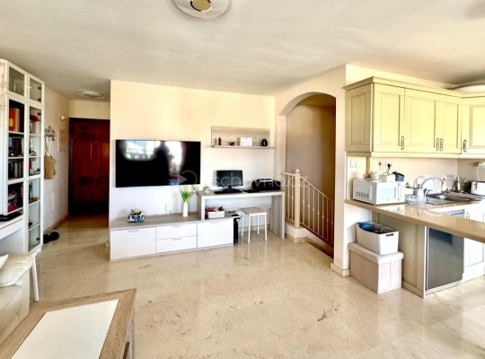 Prodej luxusního mezonetu s výhledem na moře a zahradou – Palm-Mar