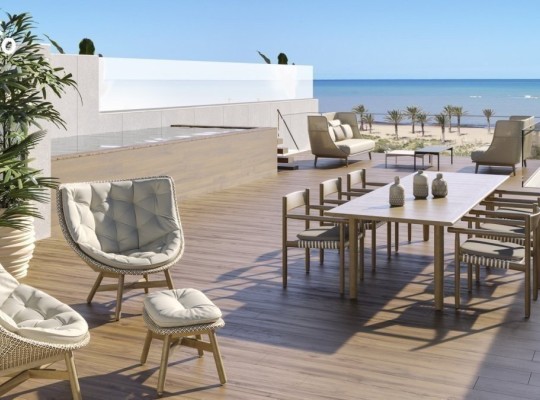 Luxusní apartmán se zahradou a soukromým bazénem první linie  Denia
