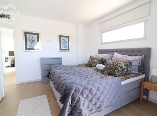 Villa with south orientation and swimming pool only 400m from the sea