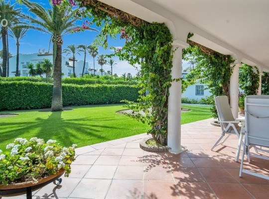 Estepona (Costa del Sol), Villa - Detached #CM-R4085143