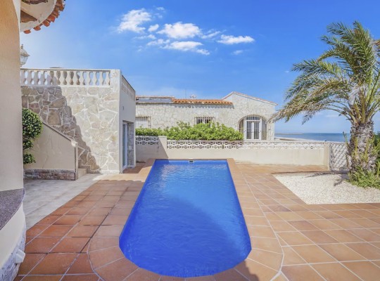 Vila na prodej v první linii s výhledem na moře v Els Poblets (Denia)