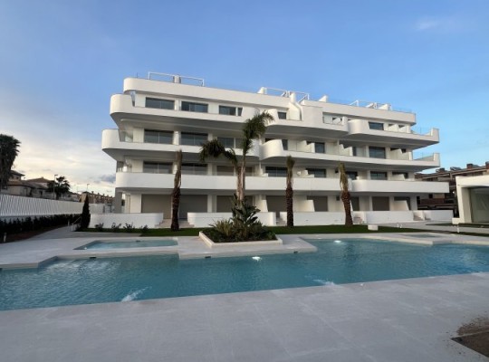 Butikový komplex s luxusními apartmány a výhledem na moře, Cabo Roig