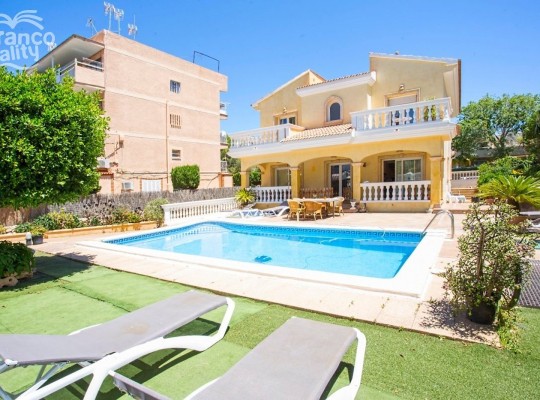 SPECTACULAR SPACIOUS CHALET WITH POOL IN A POPULAR AREA OF PALMANOVA