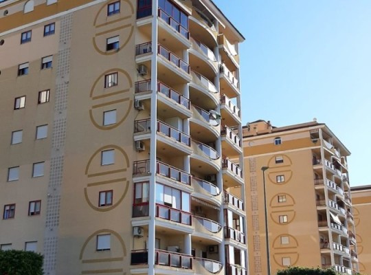 Přízemní apartmán se 2 ložnicemi ve městě Villajoyosa, Costa Blanca Sever.