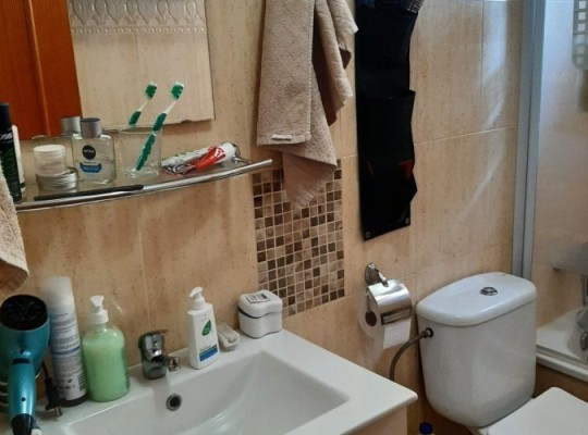 Přízemní apartmán se 2 ložnicemi ve městě Villajoyosa, Costa Blanca Sever.