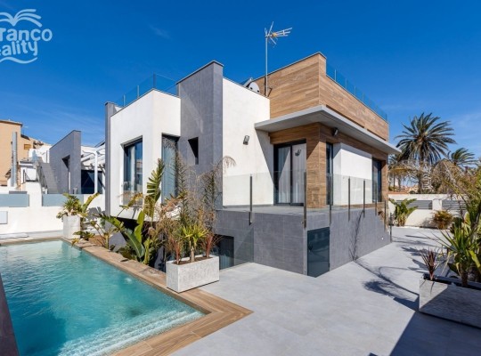 Villa 150m from La Mata beach