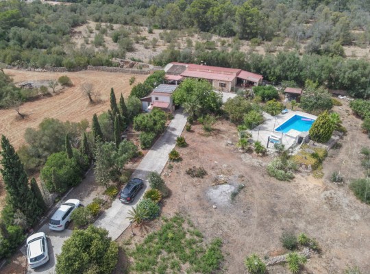 Exkluzivní soběstačná finca s bazénem se slanou vodou a domem pro hosty v Algaidě