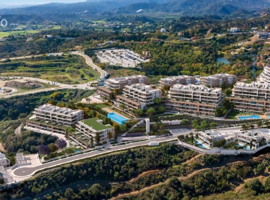 Apartmány s výhledem na moře, vyhřívaným bazénem, 2min od centra Estepony