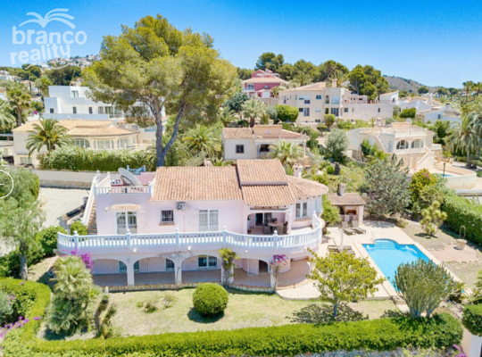 LARGE SEA VIEW VILLA WITH PRIVATE TENNIS COURT WALKING DISTANCE FROM MORAIRA TOWN CENTRE.