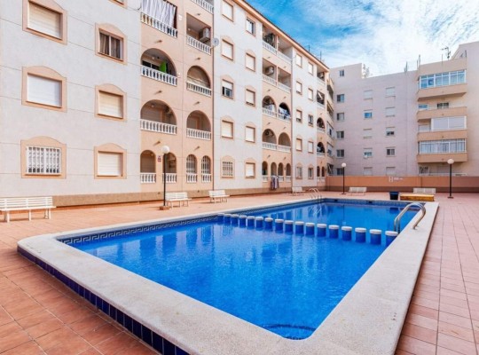 Kompletně zrekonstruovaný apartmán s bazénem v centru Torrevieja