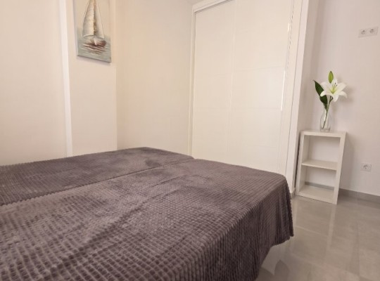 Kompletně zrekonstruovaný apartmán s bazénem v centru Torrevieja
