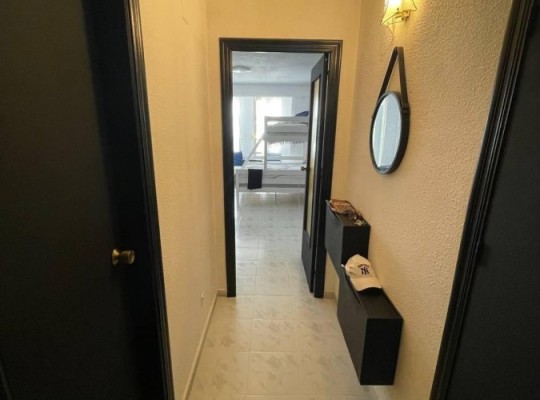 PROSTORNÉ STUDIO 150 METRŮ OD PLAYA DEL CURA S PROSKLENOU TERASOU A PLOCHOU 32 M2.