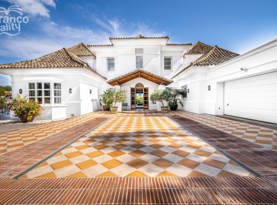 Nueva Andalucía (Costa del Sol), Villa - Detached #CM-R3877849