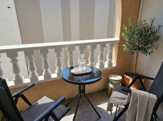 Kompletně zrekonstruovaný apartmán s bazénem v centru Torrevieja
