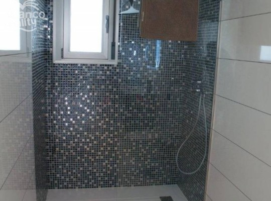 Vila se zařízením a vlastním bazénem blízko pláže