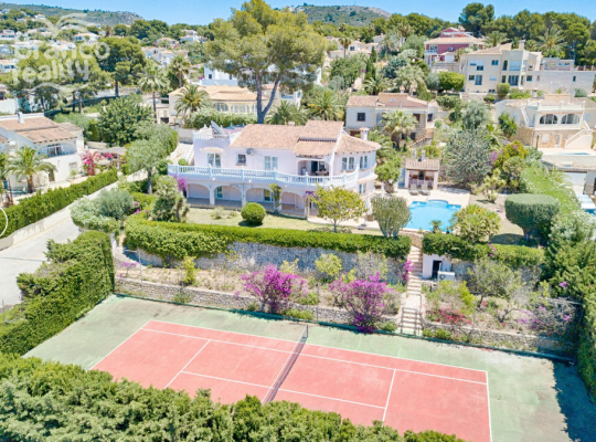 LARGE SEA VIEW VILLA WITH PRIVATE TENNIS COURT WALKING DISTANCE FROM MORAIRA TOWN CENTRE.