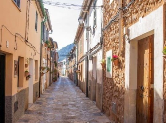 Nové řadové domy v Esporles na úpatí pohoří Tramuntana