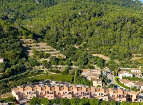 Nové řadové domy v Esporles na úpatí pohoří Tramuntana