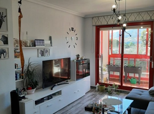 Přízemní apartmán se 2 ložnicemi ve městě Villajoyosa, Costa Blanca Sever.
