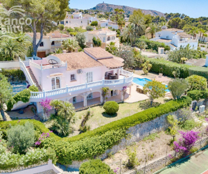 LARGE SEA VIEW VILLA WITH PRIVATE TENNIS COURT WALKING DISTANCE FROM MORAIRA TOWN CENTRE.