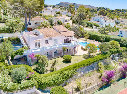 LARGE SEA VIEW VILLA WITH PRIVATE TENNIS COURT WALKING DISTANCE FROM MORAIRA TOWN CENTRE.