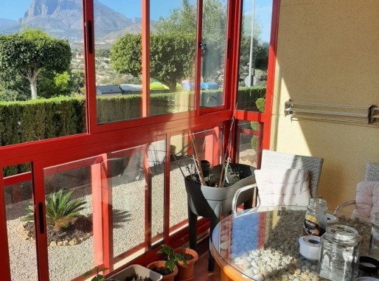 Přízemní apartmán se 2 ložnicemi ve městě Villajoyosa, Costa Blanca Sever.