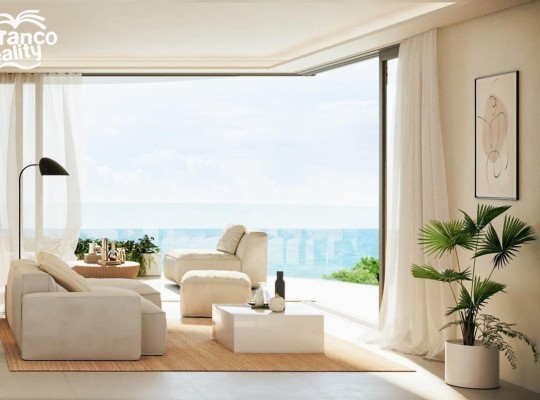 Luxusní přízemní apartmán s rozlehlou terasou blízko Estepony