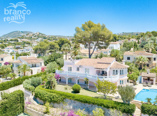 LARGE SEA VIEW VILLA WITH PRIVATE TENNIS COURT WALKING DISTANCE FROM MORAIRA TOWN CENTRE.