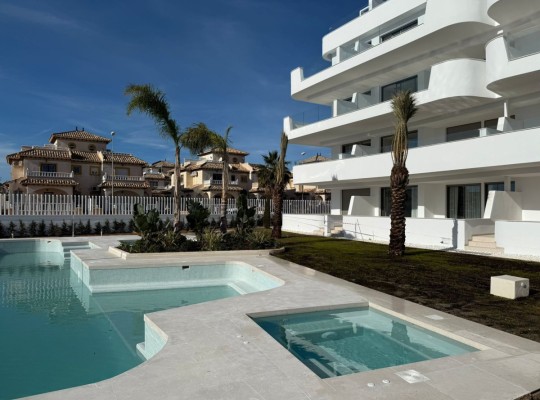Butikový komplex s luxusními apartmány a výhledem na moře, Cabo Roig